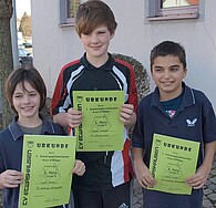Mit einem Topspinschlag setzt Tobias Herbert vom TVE seine Gegner unter Druck und gewinnt die Schüler B-Klasse. Foto: hjb
