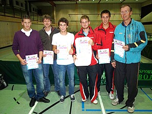 Sieger und Platzierte in der Herren B-Klasse stellen sich zum Gruppenfoto, Christoph Sasse u. Heiner Kreßmann (Doppelsieger), Felix Günzel (4.), Christian Drumm (1), Thorben Reibold (2.), Rainer Sendner (3.). Foto: hjb