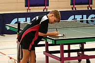 Sieger Yannick Weger notiert seinen Matchball auf dem Spielzettel